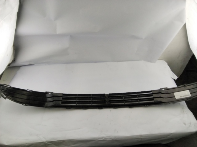 HYUNDAI 865221G000 Решетка бампера переднего центральная в наличии Полтава