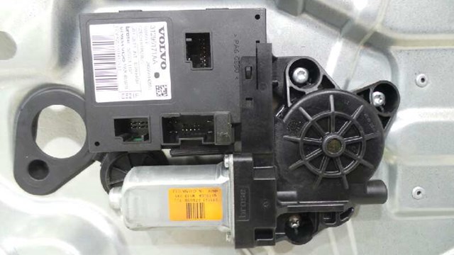 VOLVO 8679978 Рама двери передней левой в наличии Ирпень