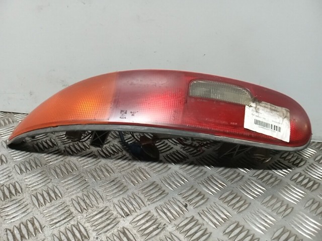 Lanterna traseira esquerda 8BE451160 MAZDA