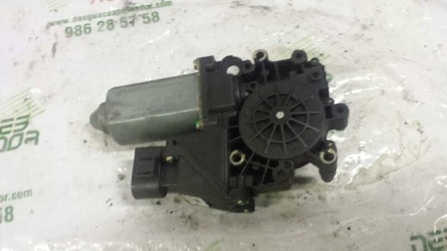 Motor de acionamento de vidro da porta dianteira esquerda 8D0959801B VAG