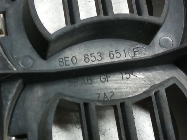 Grelha do radiador 8E0853651F VAG/Audi