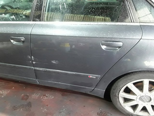 Moldura de vidro deslizante da porta traseira esquerda 8E0853763A VAG/Audi