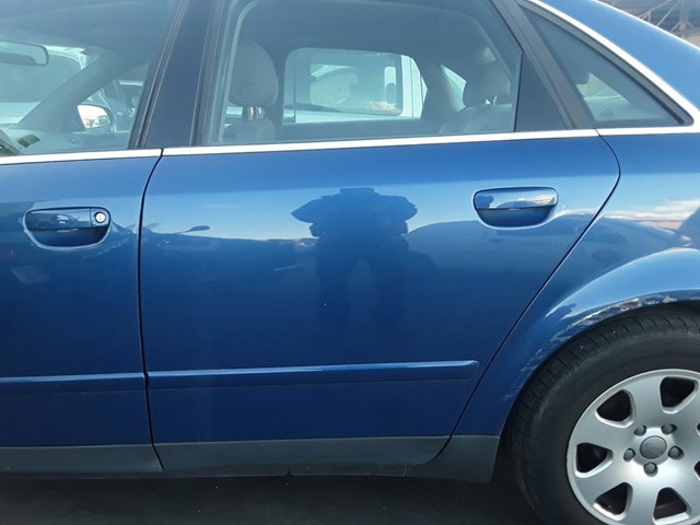 Moldura de vidro deslizante da porta traseira esquerda 8E0853763A VAG/Audi