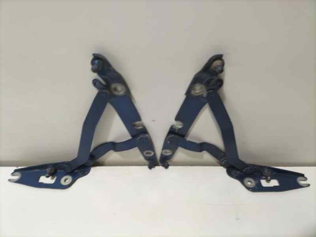VAG 8E5827302C Петля крышки багажника в наличии Киев