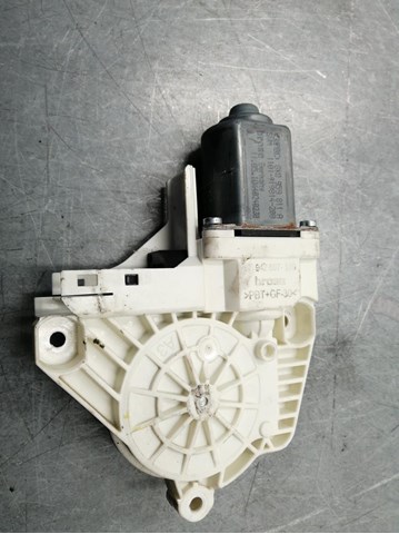 Motor do vidro dianteiro esquerdo para Skoda Yeti 1.2 TSI CBZB 8K0959811A