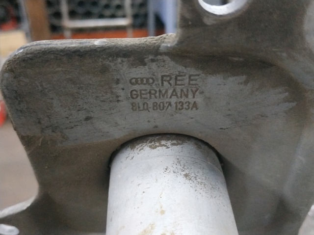 VAG 8L0807133A Кронштейн усилителя переднего бампера в наличии Ужгород