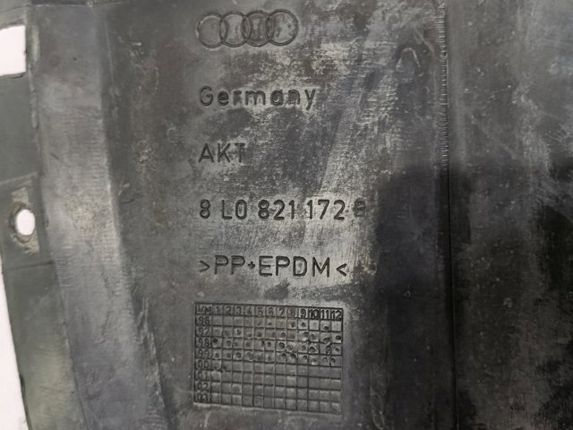 Guarda-barras direito do pára-lama dianteiro Audi A3 8L1