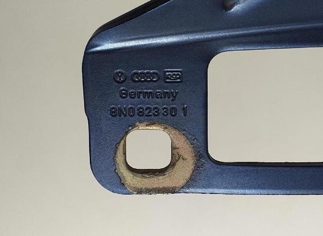 VAG 8N0823301 Петля крышки багажника в наличии Запорожье