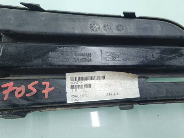 VAG 8P0807682E Заглушка (решетка) противотуманных фар бампера переднего правая в наличии Черновцы