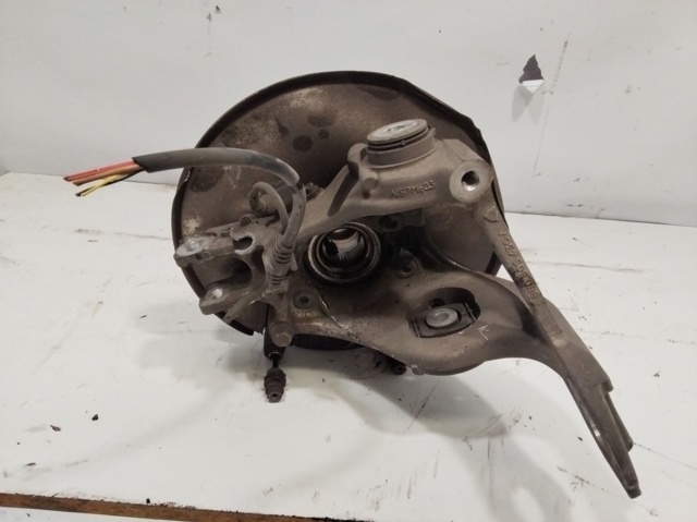 VAG 8R0505432C Цапфа (поворотный кулак) задний правый в наличии Черновцы