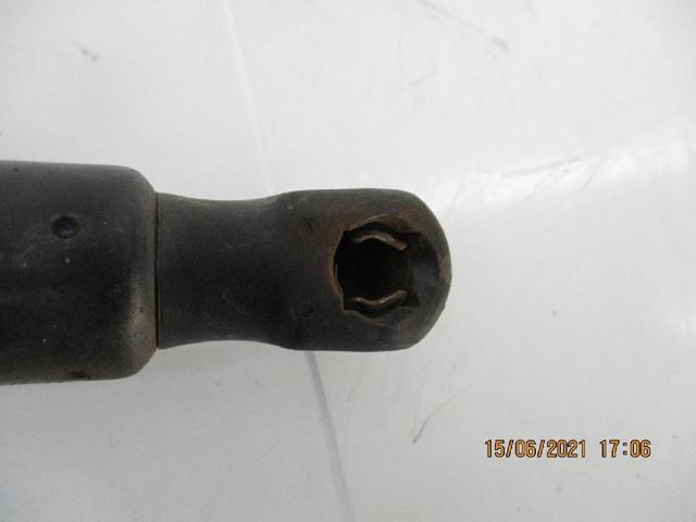 VAG 8R0827552 Амортизатор багажника в наличии Черновцы