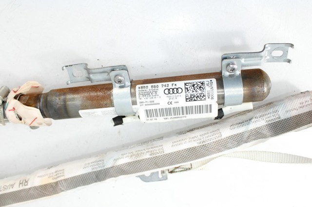 8R0880742F Шторка боковая, правая купить Киев