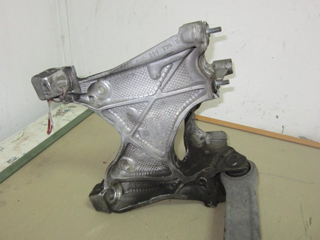 Consola de viga dianteira 8W0399296E VAG/Audi