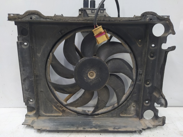 VAG 8Z0121207B Диффузор радиатора в наличии Черкассы