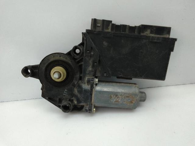 Motor de acionamento de vidro da porta traseira direita 8Z0959802B VAG/Audi