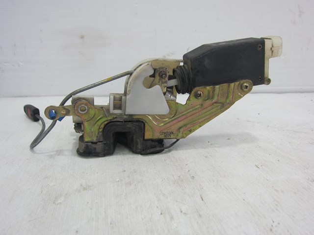 Fecho da porta dianteira esquerda 90493701 OPEL