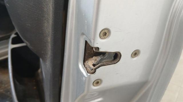 Fecho da porta dianteira direita 9136J4 PEUGEOT