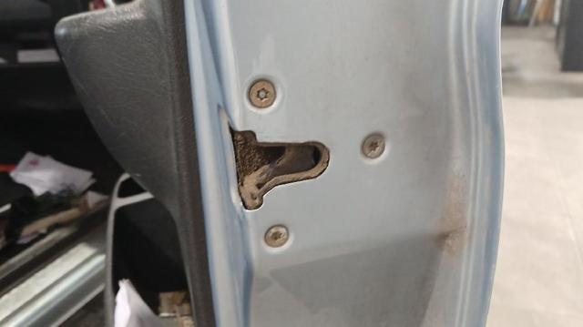 Fecho da porta dianteira direita 9136J4 PEUGEOT