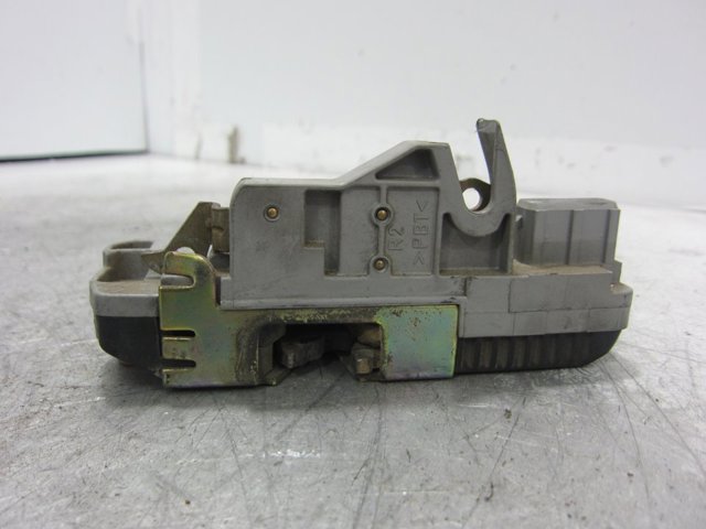 913884 PEUGEOT Замок двери задней правой купить в Харьков