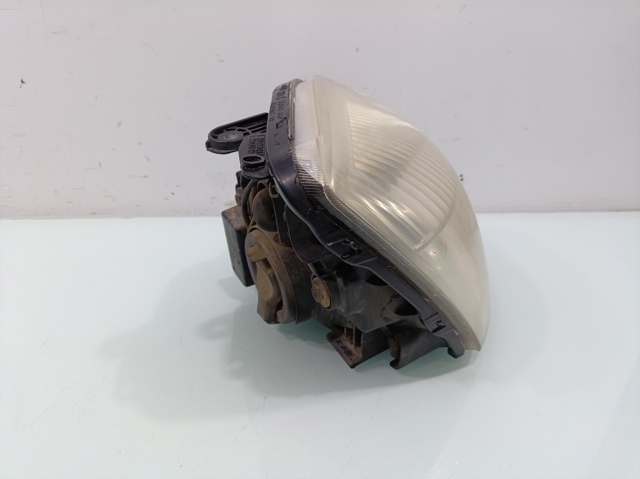 92102070 HYUNDAI Фара правая купить в Чернигов
