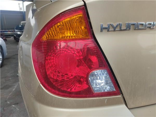 Luz traseira esquerda para Hyundai Accent II (LC) (2002-2005) 1.5 CRDI D3EA 92401-25710