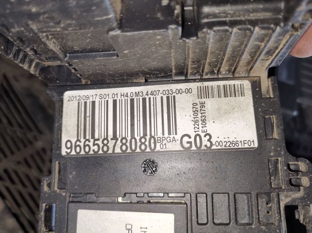 Unidade de dispositivos de segurança 9665878080 PEUGEOT