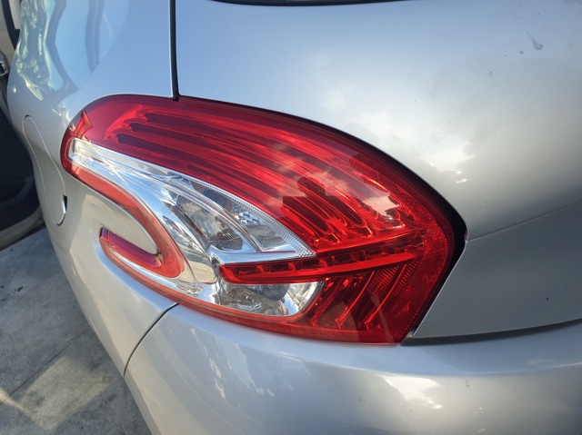 Lanterna traseira esquerda para Peugeot 208 1.6 Active 9hp 9672628280