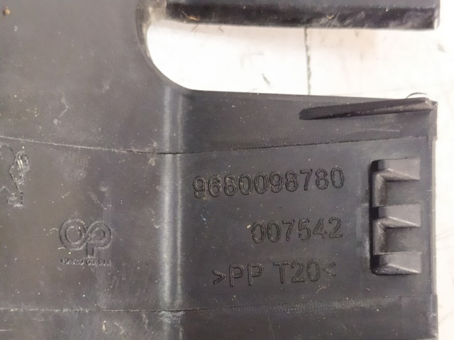 9680098780 PEUGEOT Заглушка (решетка) противотуманных фар бампера переднего правая купить в Кривой Рог