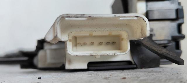 Fecho da porta dianteira esquerda Peugeot 407 6E