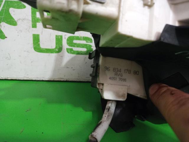 Fecho da porta dianteira esquerda Peugeot 407 6E