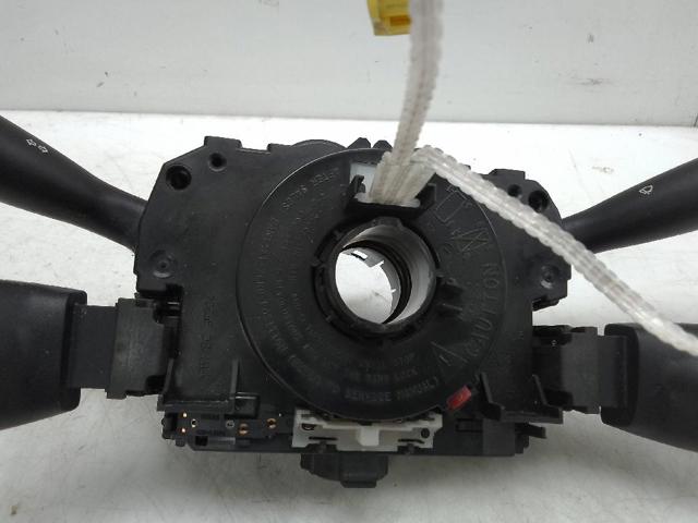 Comutador instalado na coluna da direção, montado 98042440XT PEUGEOT