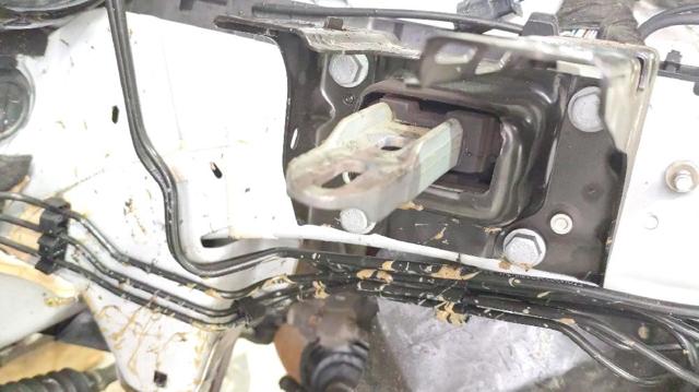 Coxim (suporte) esquerdo de motor 9806658980 PEUGEOT