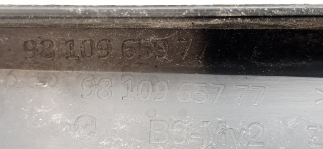 9810965777 PEUGEOT Заглушка (решетка) противотуманных фар бампера переднего левая купить в Украина