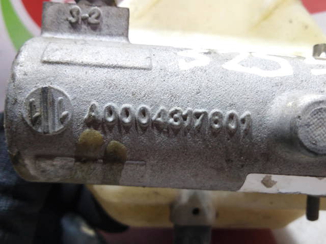 Cilindro mestre do freio A0004317601 MERCEDES