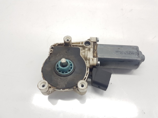 Motor de acionamento de vidro da porta dianteira esquerda A0068204642 Mercedes