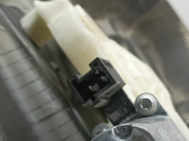 MERCEDES A0997601902 Держатель наружной ручки двери передней левой в наличии Житомир