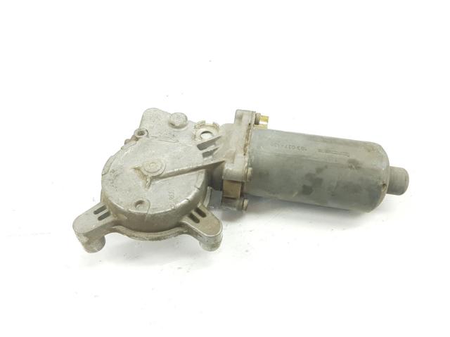 Motor de acionamento de vidro da porta dianteira esquerda A2028205542 Mercedes