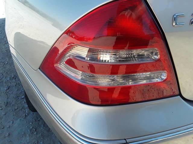 Luz traseira esquerda para Mercedes-Benz C-Class C 220 CDI (203.008) OM646963 A 203 820 01 64