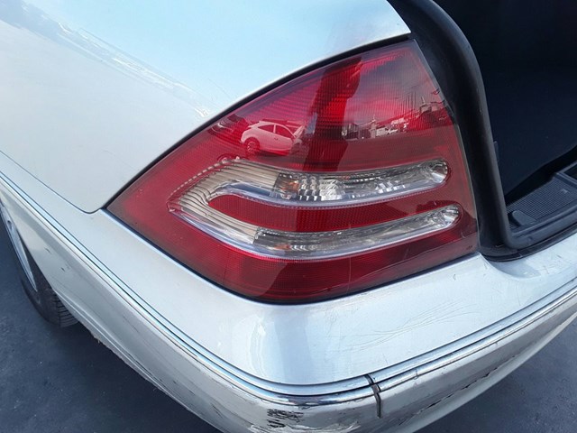 Luz traseira esquerda para Mercedes-Benz Classe C A2038200564