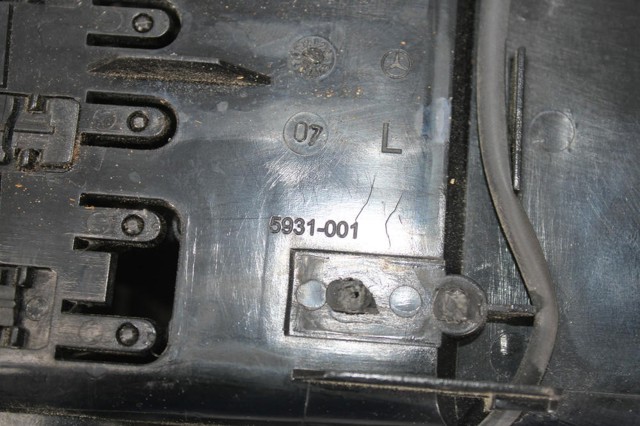 MERCEDES A2048304054 Решетка вентиляции салона на "торпедо" в наличии Одесса