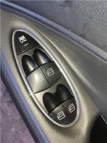 Controle do vidro dianteiro esquerdo para Mercedes-Benz E-Class E 270 CDI (211.016) OM647961 A2118213679