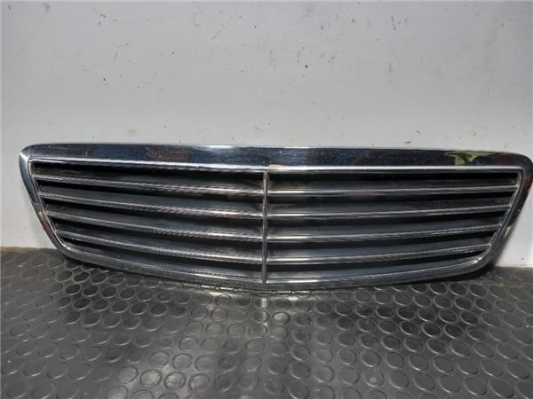 MERCEDES A2208800383 Решетка радиатора в наличии Ирпень