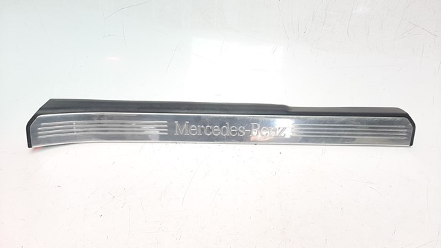 Placa sobreposta interna dianteira direita de acesso na porta A2216800235 Mercedes