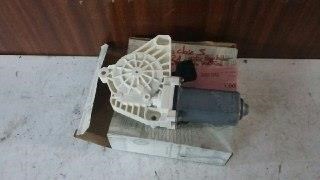 Motor de acionamento de vidro da porta dianteira direita A2218202842 Mercedes