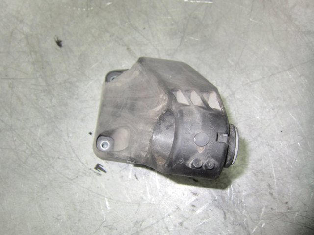 MERCEDES A6542230100 Кронштейн подушки (опоры) двигателя правой в наличии Ровно