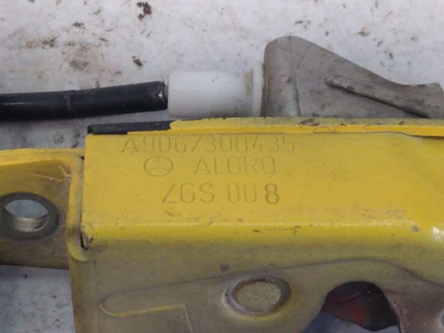 MERCEDES A9067300435 Замок двери задней левой в наличии Днепр