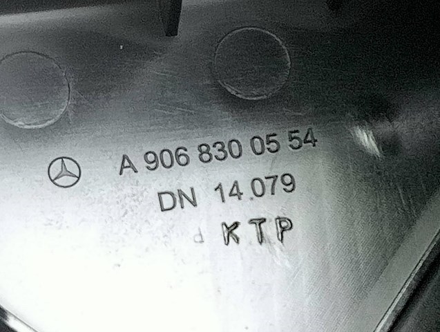 Grelha direita de ventilação de salão no "painel de instrumentos" A9068300554 Mercedes