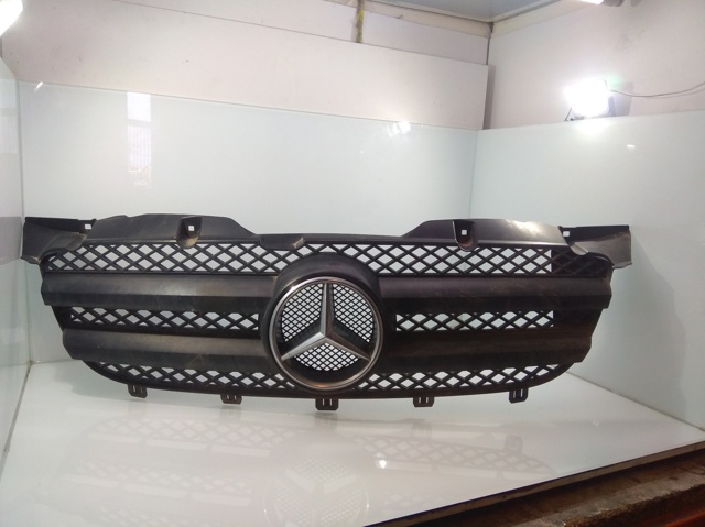 Grade dianteira para Mercedes-Benz Sprinter 3-T van 215 CDI (906.611, 906.613) 646986 OM A9068800385