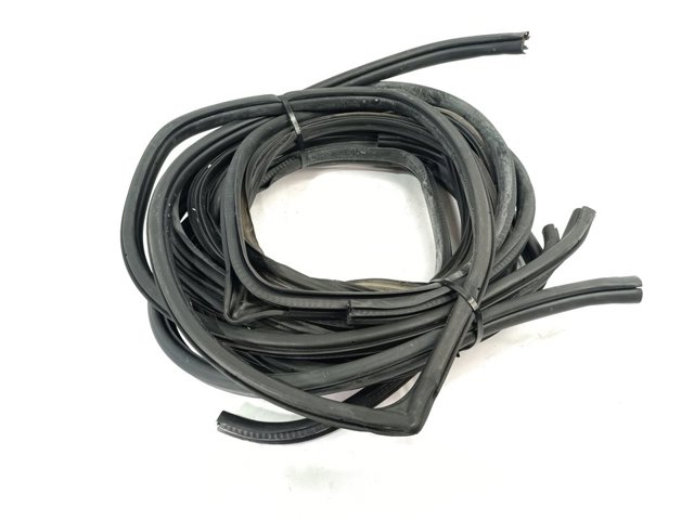 BP4K68911A Уплотнитель двери передней правой (на кузове) купить Харьков