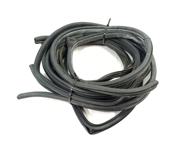BP4K68911A Уплотнитель двери передней правой (на кузове) купить Запорожье